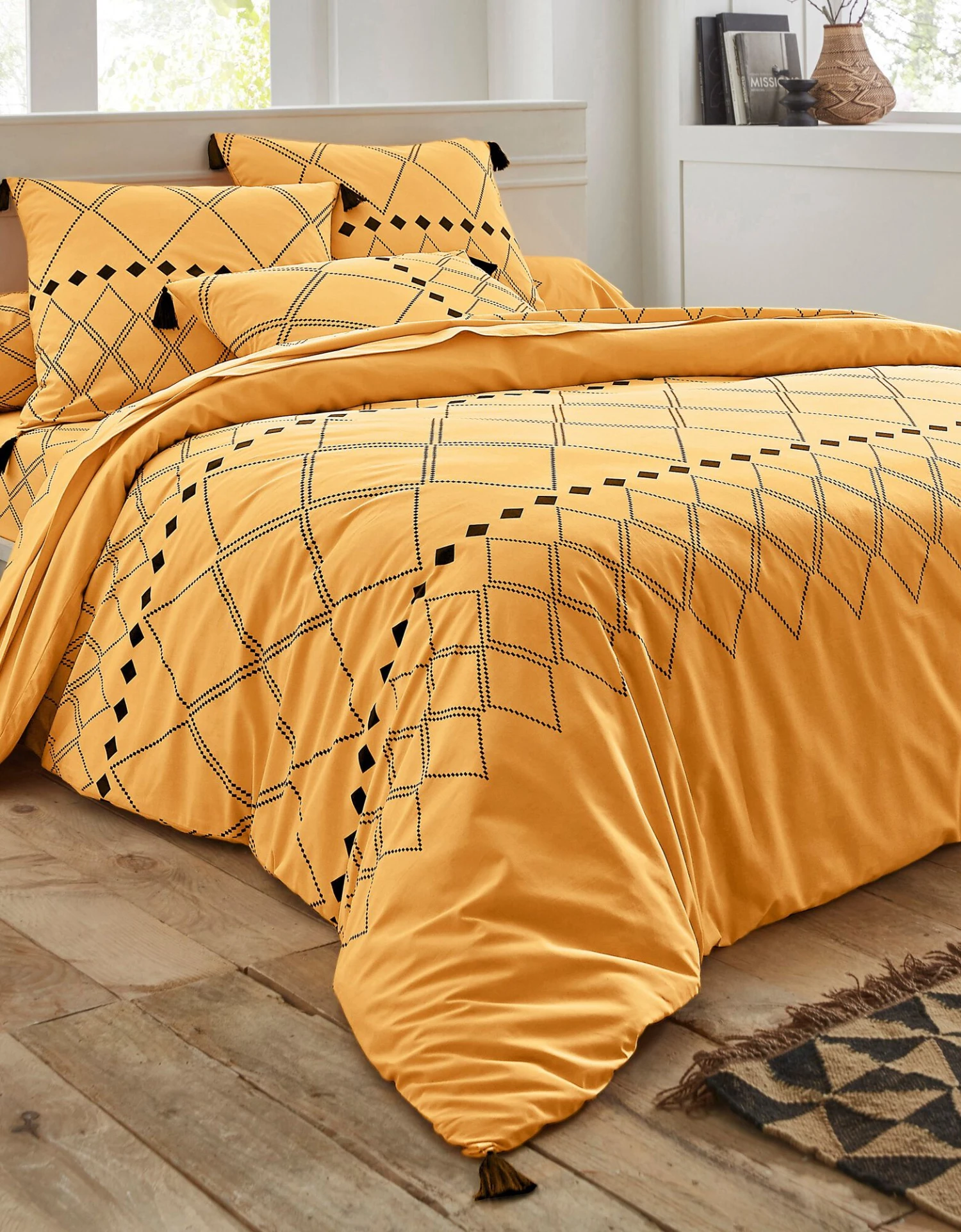 Linge De Lit Massai Coton à Motifs Graphiques Et Finitions Pompons 1 Linge De Lit Massai Coton à Motifs Graphiques Et Finitions Pompons