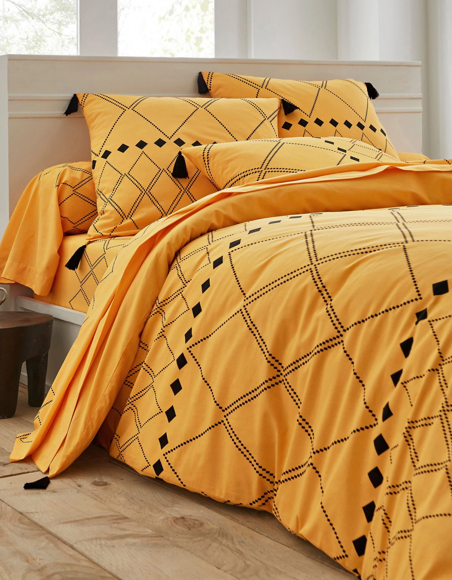 Linge De Lit Massai Coton à Motifs Graphiques Et Finitions Pompons 2 Linge De Lit Massai Coton à Motifs Graphiques Et Finitions Pompons – Image 2