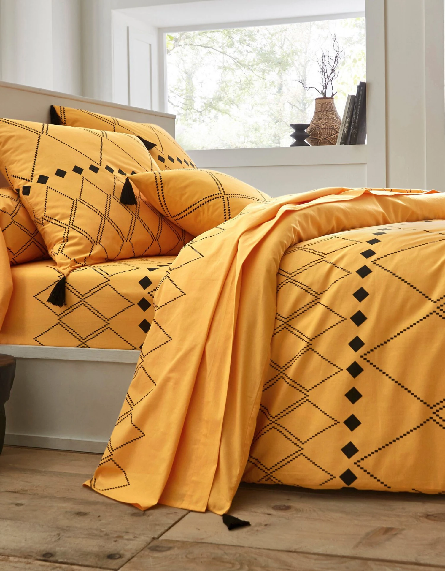 Linge De Lit Massai Coton à Motifs Graphiques Et Finitions Pompons 3 Linge De Lit Massai Coton à Motifs Graphiques Et Finitions Pompons – Image 3