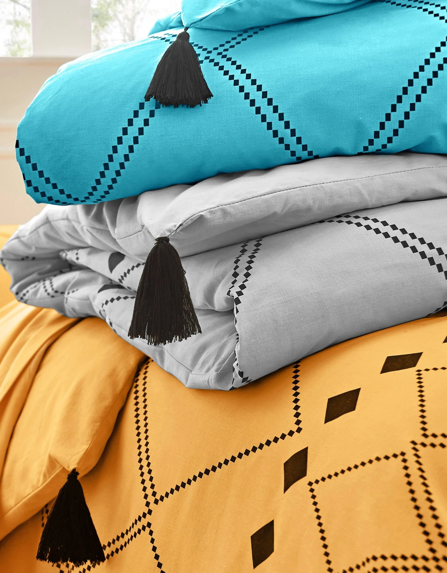 Linge De Lit Massai Coton à Motifs Graphiques Et Finitions Pompons 5 Linge De Lit Massai Coton à Motifs Graphiques Et Finitions Pompons – Image 5