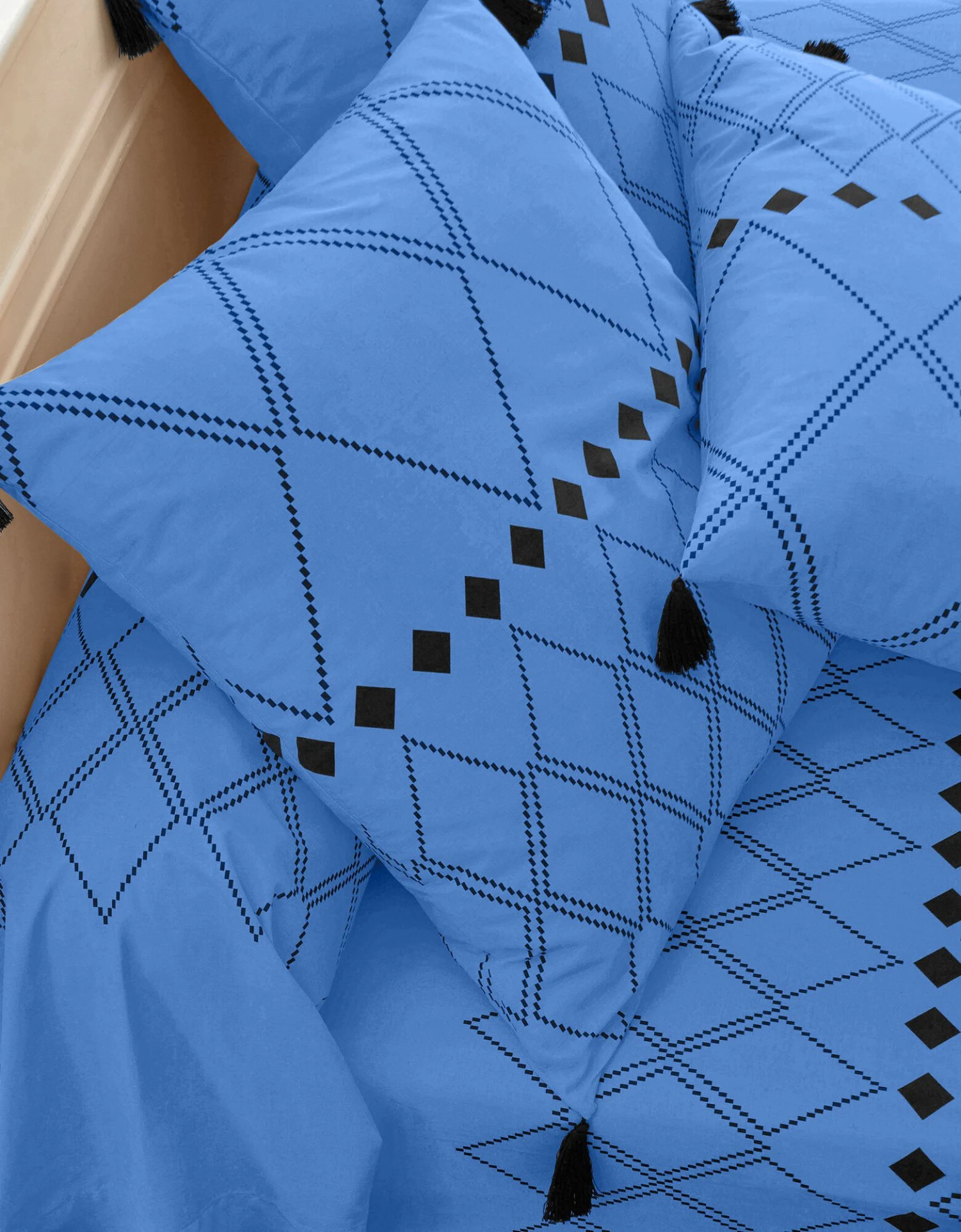 Linge De Lit Massai Coton à Motifs Graphiques Et Finitions Pompons 4 Linge De Lit Massai Coton à Motifs Graphiques Et Finitions Pompons – Image 4