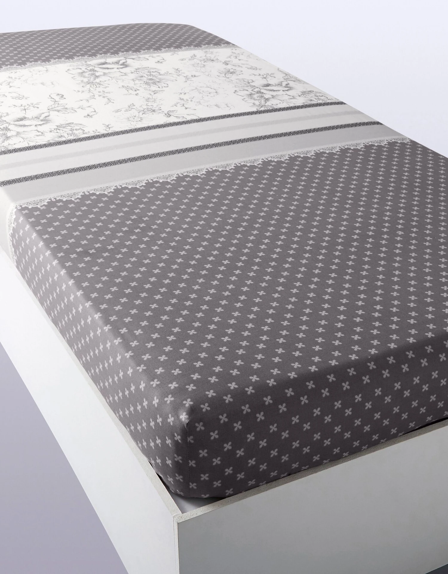 Linge De Lit Gabrielle En Coton Imprimé Pois, Fleurs Et Dentelle 3 Linge De Lit Gabrielle En Coton Imprimé Pois, Fleurs Et Dentelle – Image 3