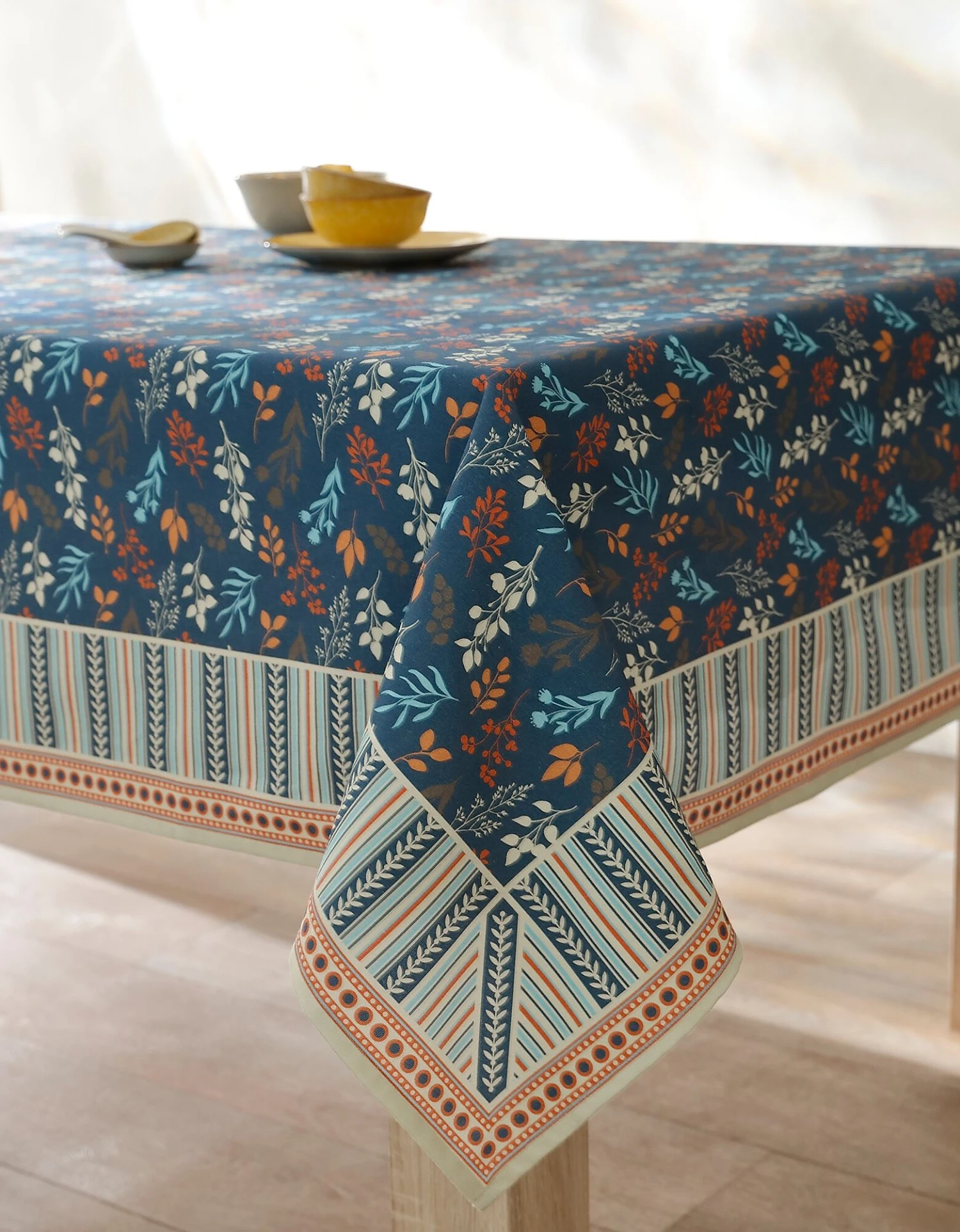 Nappe Fabriquée En France, Motif Fleuri Indian Fond Bleu - Coton Biologique(1) 2 Nappe Fabriquée En France, Motif Fleuri Indian Fond Bleu - Coton Biologique(1) – Image 2