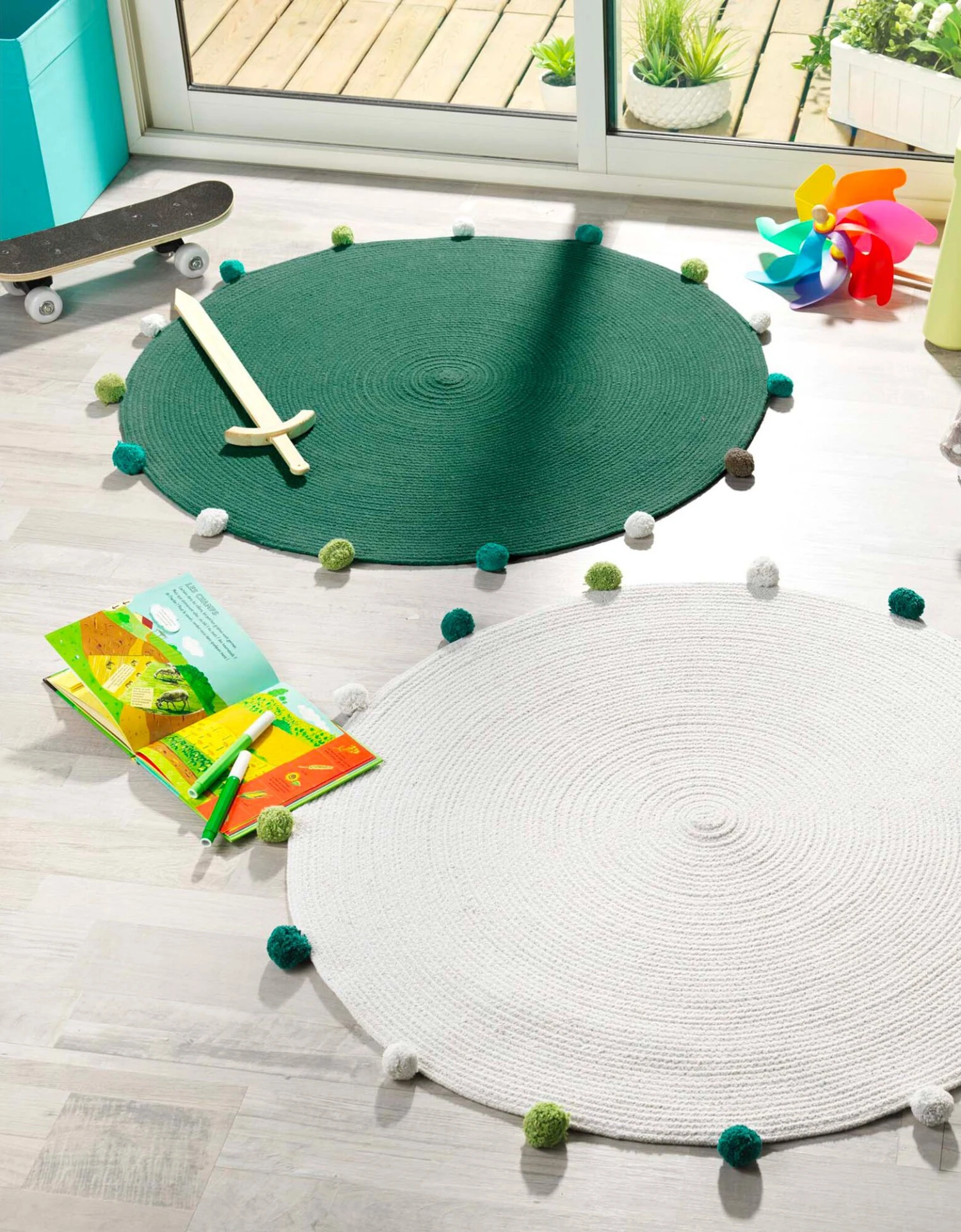 Tapis Rond Finition Pompons Vert 2 Tapis Rond Finition Pompons Vert – Image 2