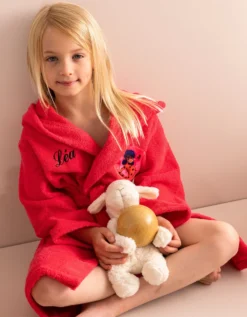Peignoir De Bain Enfant Miraculous® Personnalisable, éponge Coton - 380g/m2 9 Peignoir De Bain Enfant Miraculous® Personnalisable, éponge Coton - 380g/m2 -Maison Textiles Magasin 301750 C01 zoomx vue3